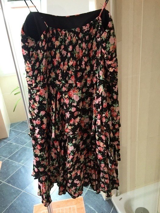 Schönes Blumenkleid mit Volants