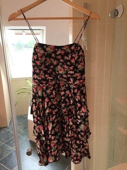 Schönes Blumenkleid mit Volants