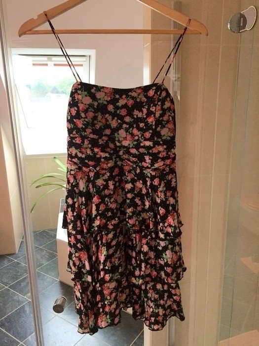 Schönes Blumenkleid mit Volants