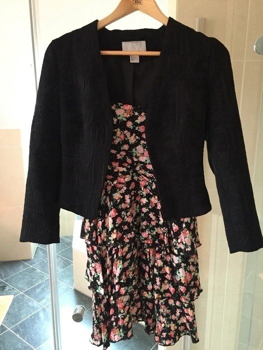 Schönes Blumenkleid mit Volants