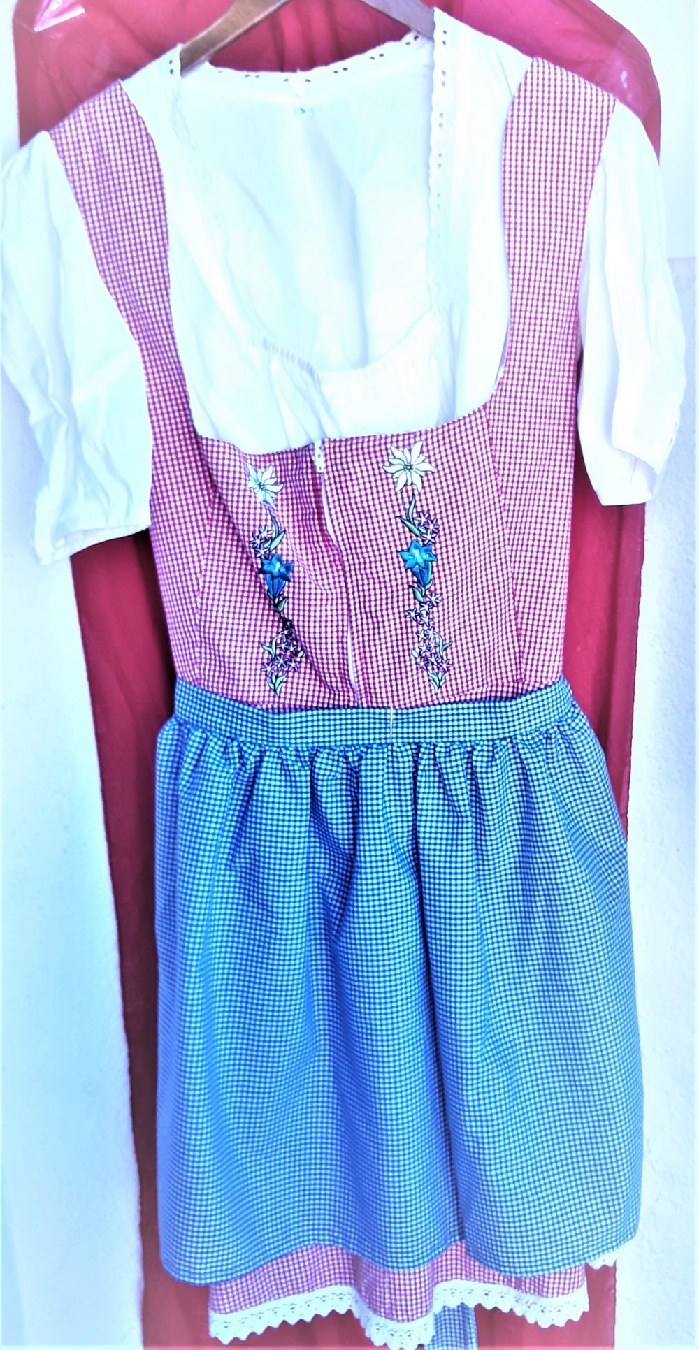 Dirndl rosa-kariert m. blauer Schürze weiße Bluse Gr. 44 bestickt