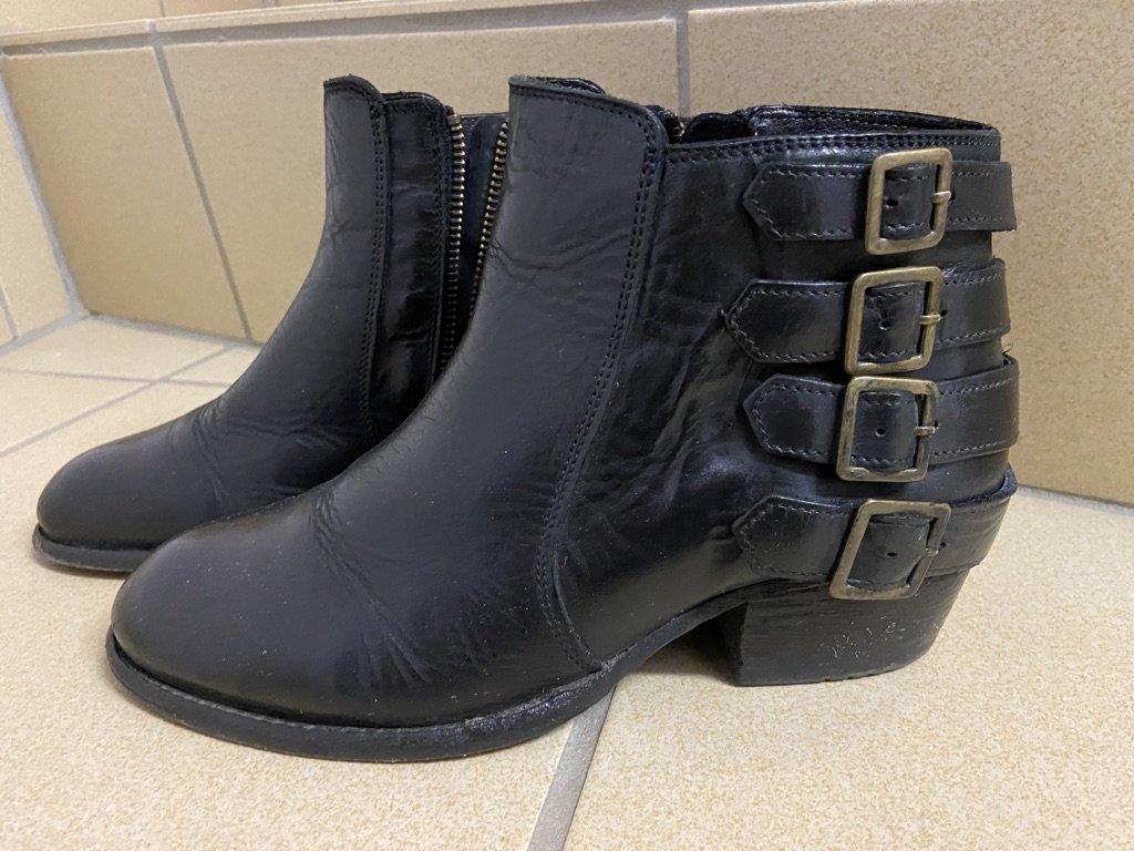 Stieffelletten mit Schnallen