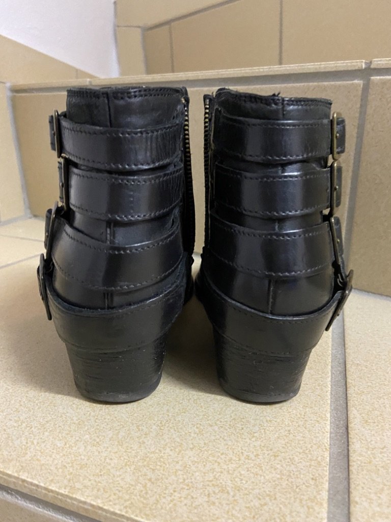 Stieffelletten mit Schnallen