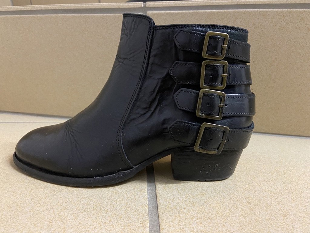 Stieffelletten mit Schnallen