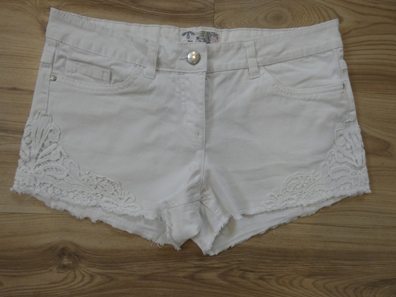 Damen Shorts Weiß mit Spitze Gr. 36