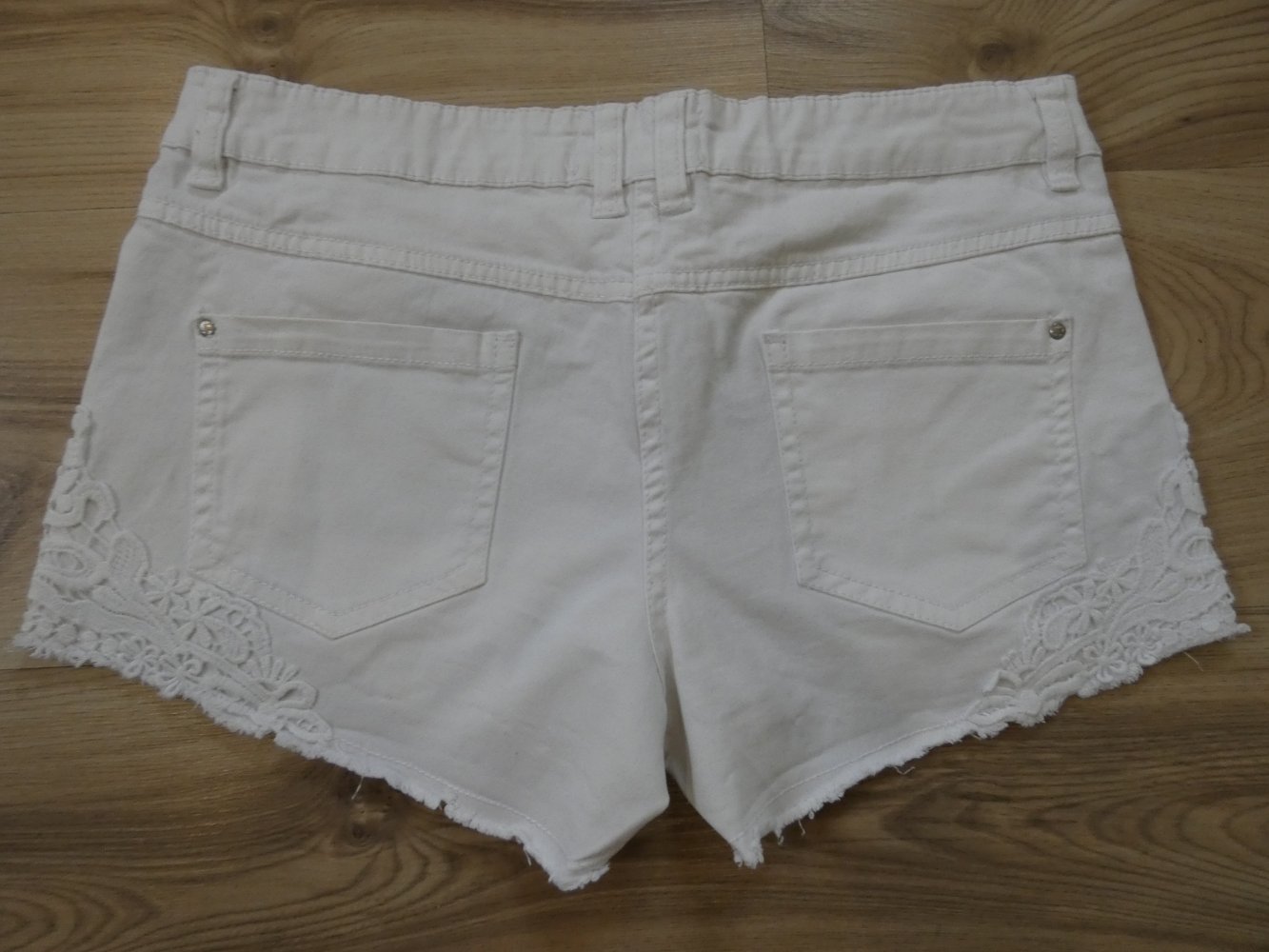 Damen Shorts Weiß mit Spitze Gr. 36