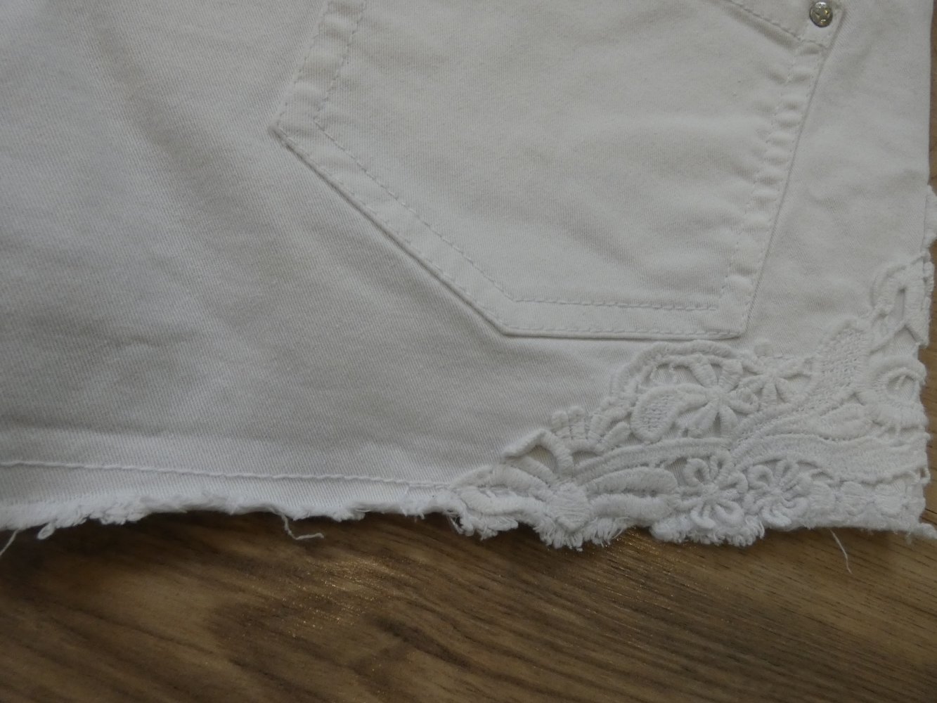 Damen Shorts Weiß mit Spitze Gr. 36