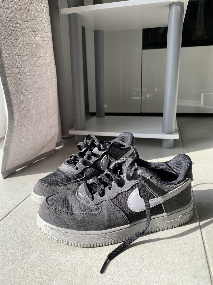 Sneaker von Nike in grau - Größe 35 - Zustand: sehr gut!