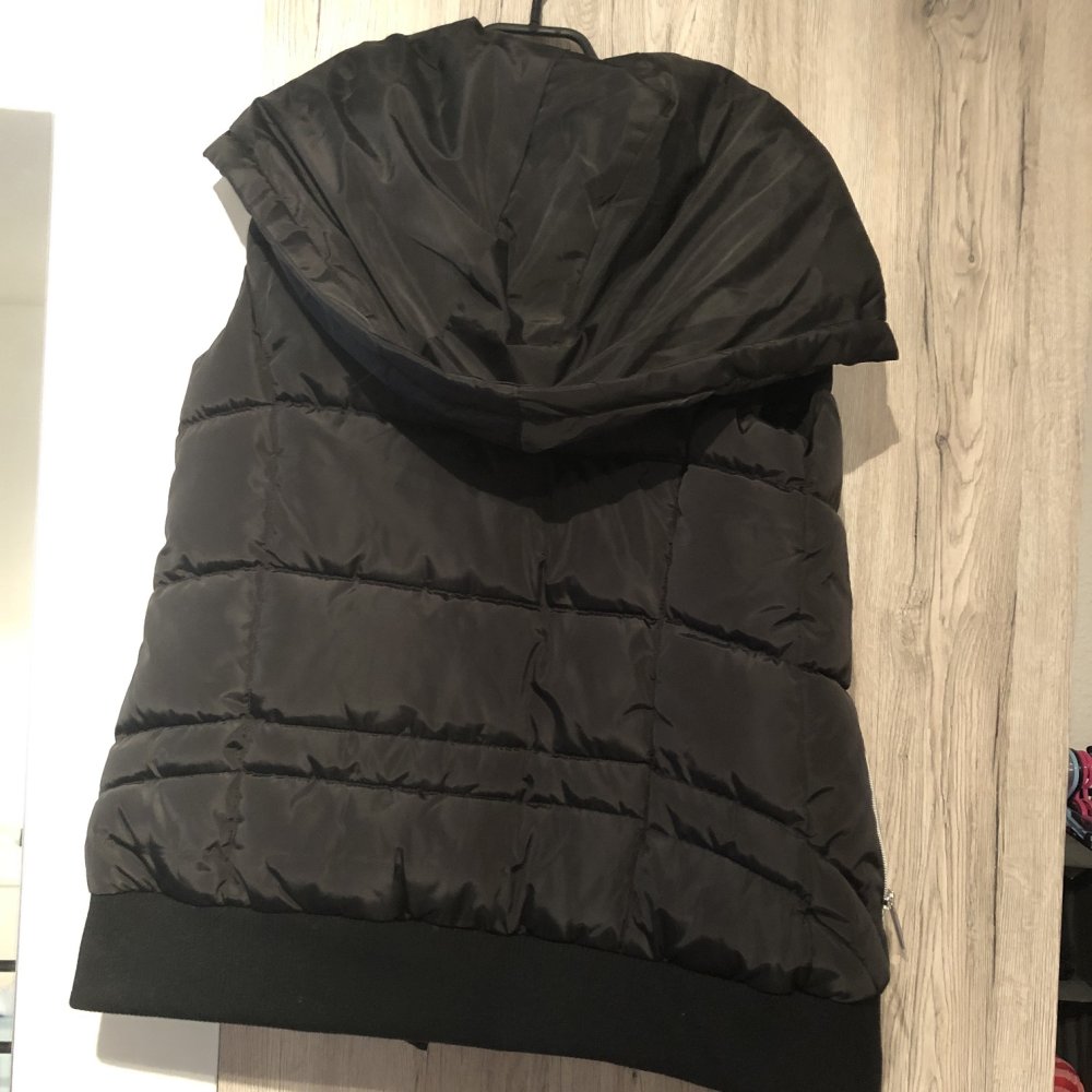 Dicke Weste mit Kapuze von Blind Date - NEU
