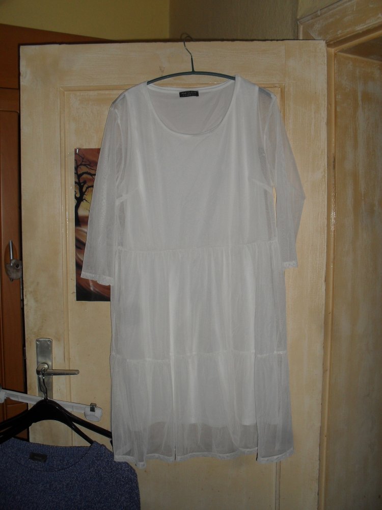 Hübsches weisses Kleid