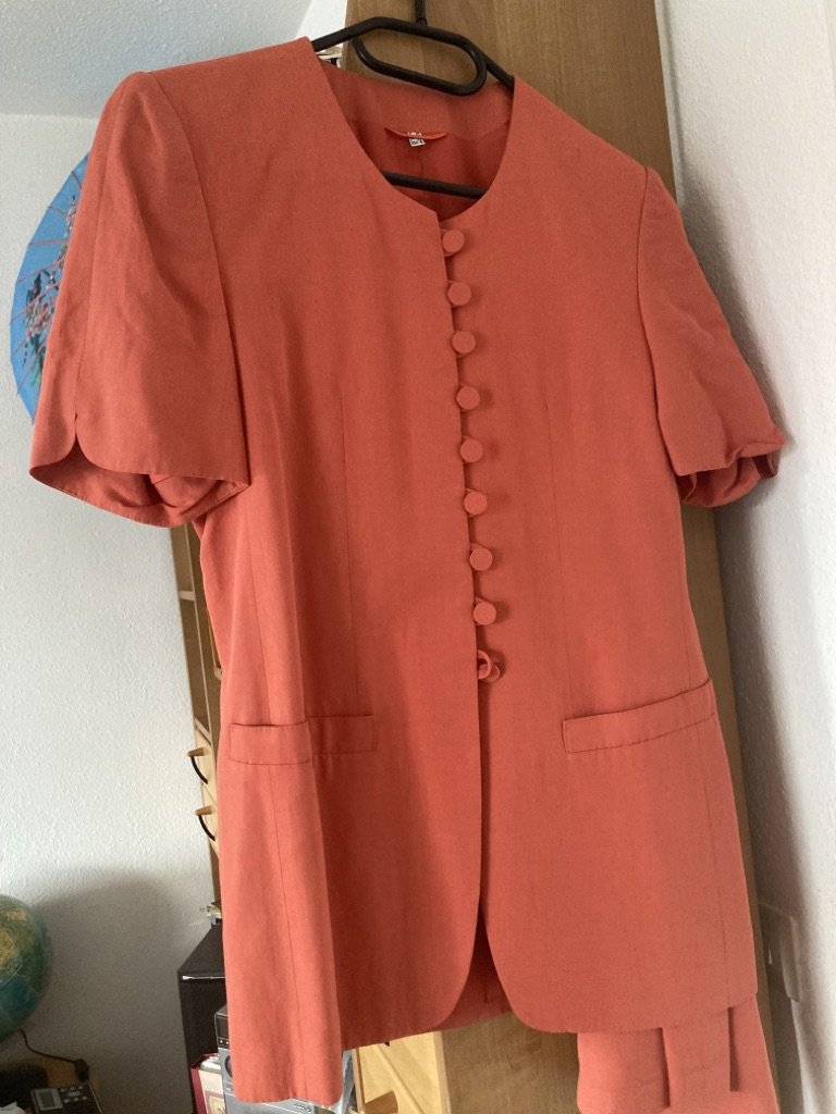 klassisches Kostüm, Rock und kurzärmeliger Blazer