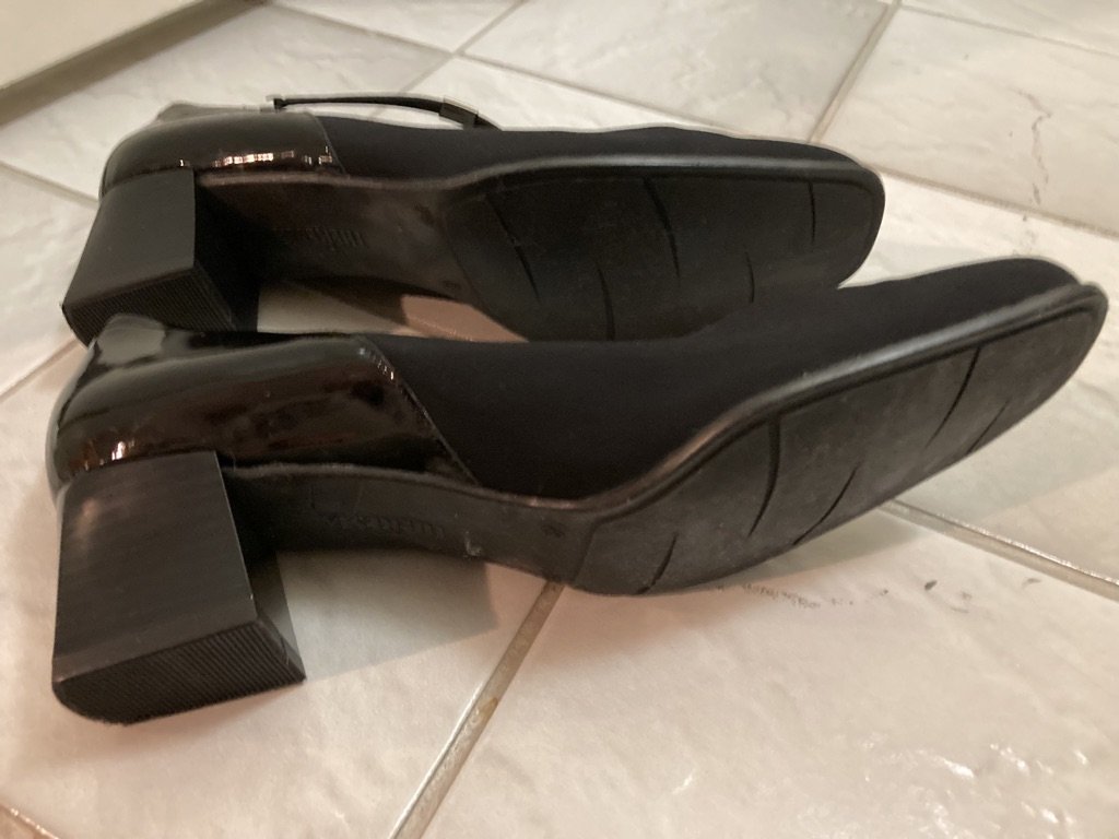 Schicker Absatzschuh mit Lack und Halt durch Gummi