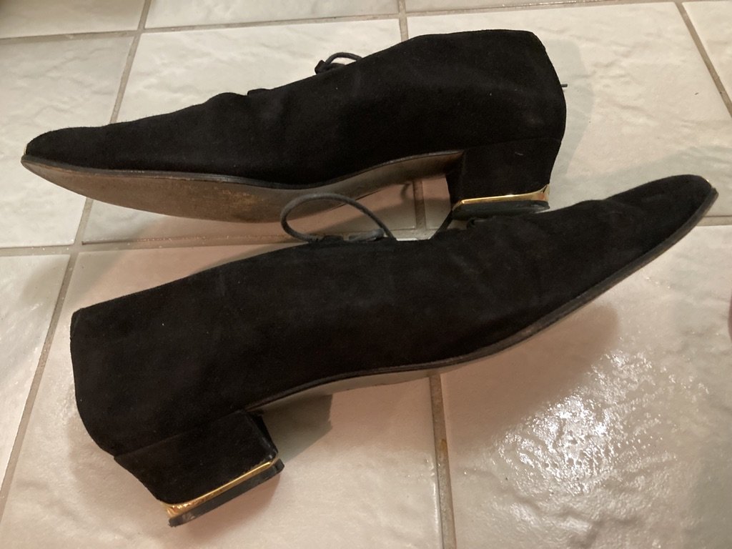 Schicker Schuh aus Wildleder mit Bändern