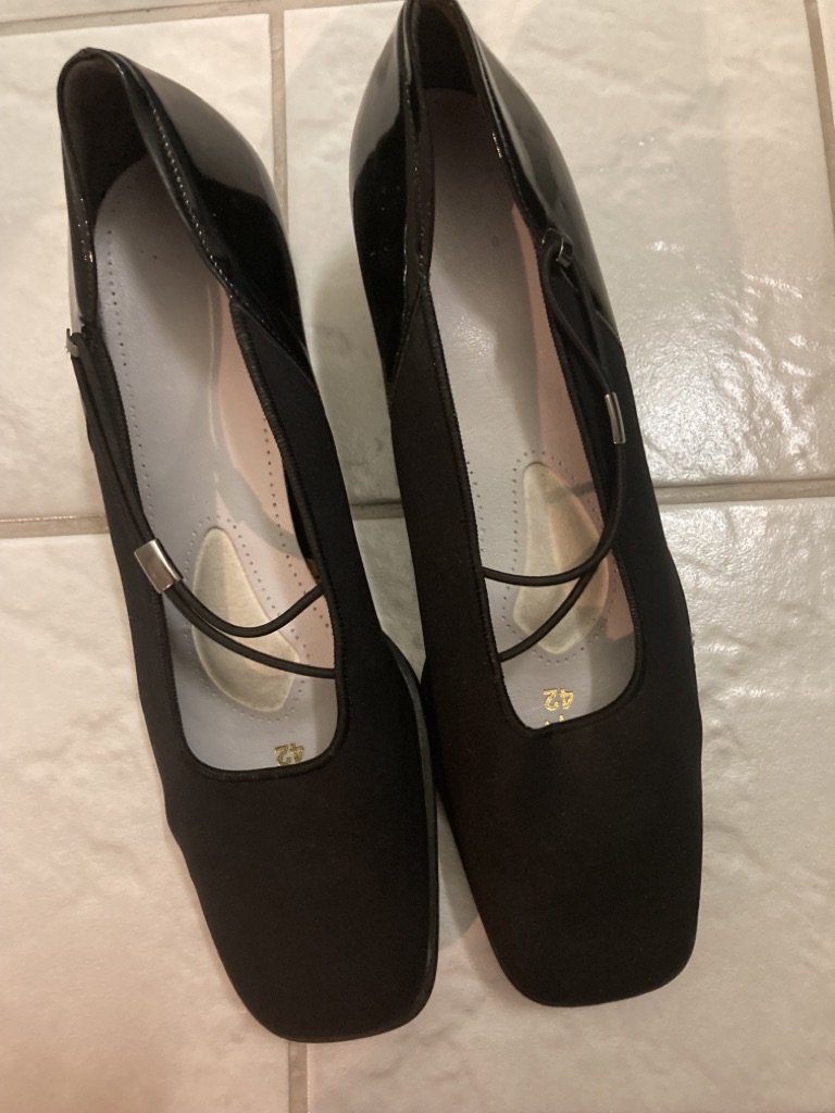 Schicker Absatzschuh mit Lack und Halt durch Gummi