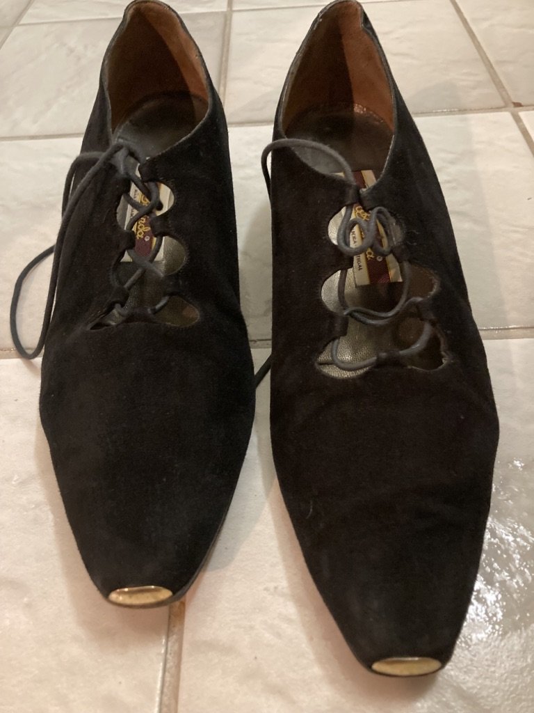 Schicker Schuh aus Wildleder mit Bändern