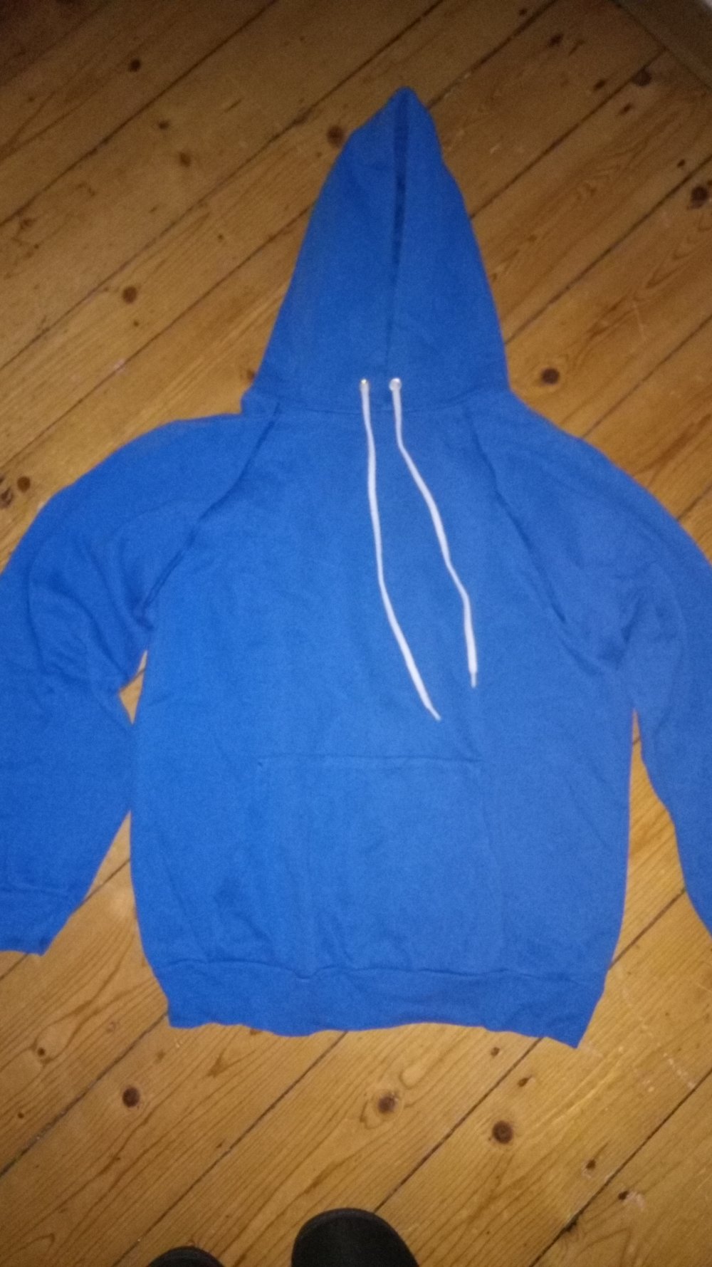 Mittelblauer Kapuzenpulli
