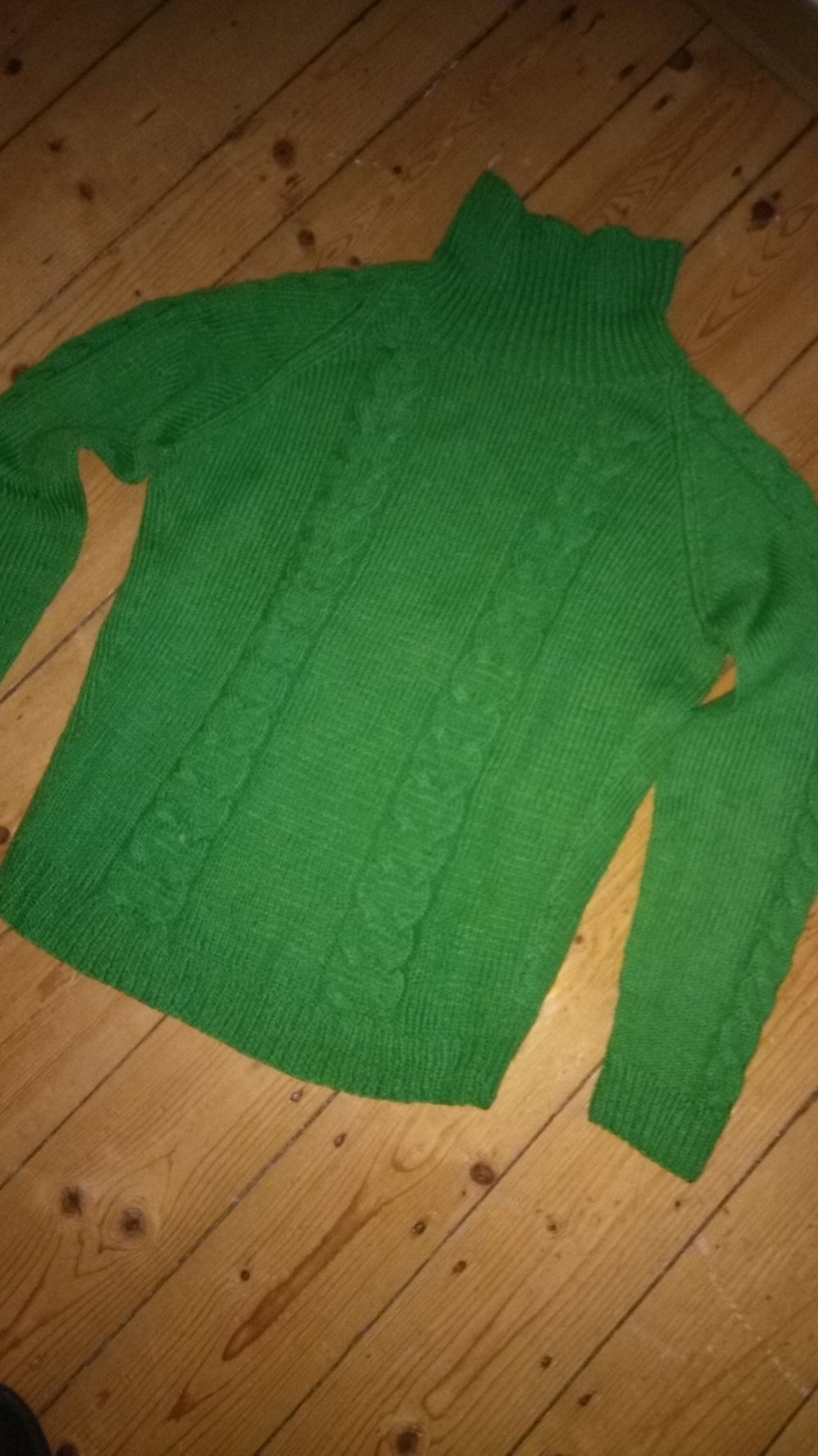 Grüner Strickpullover mit Zopfmuster