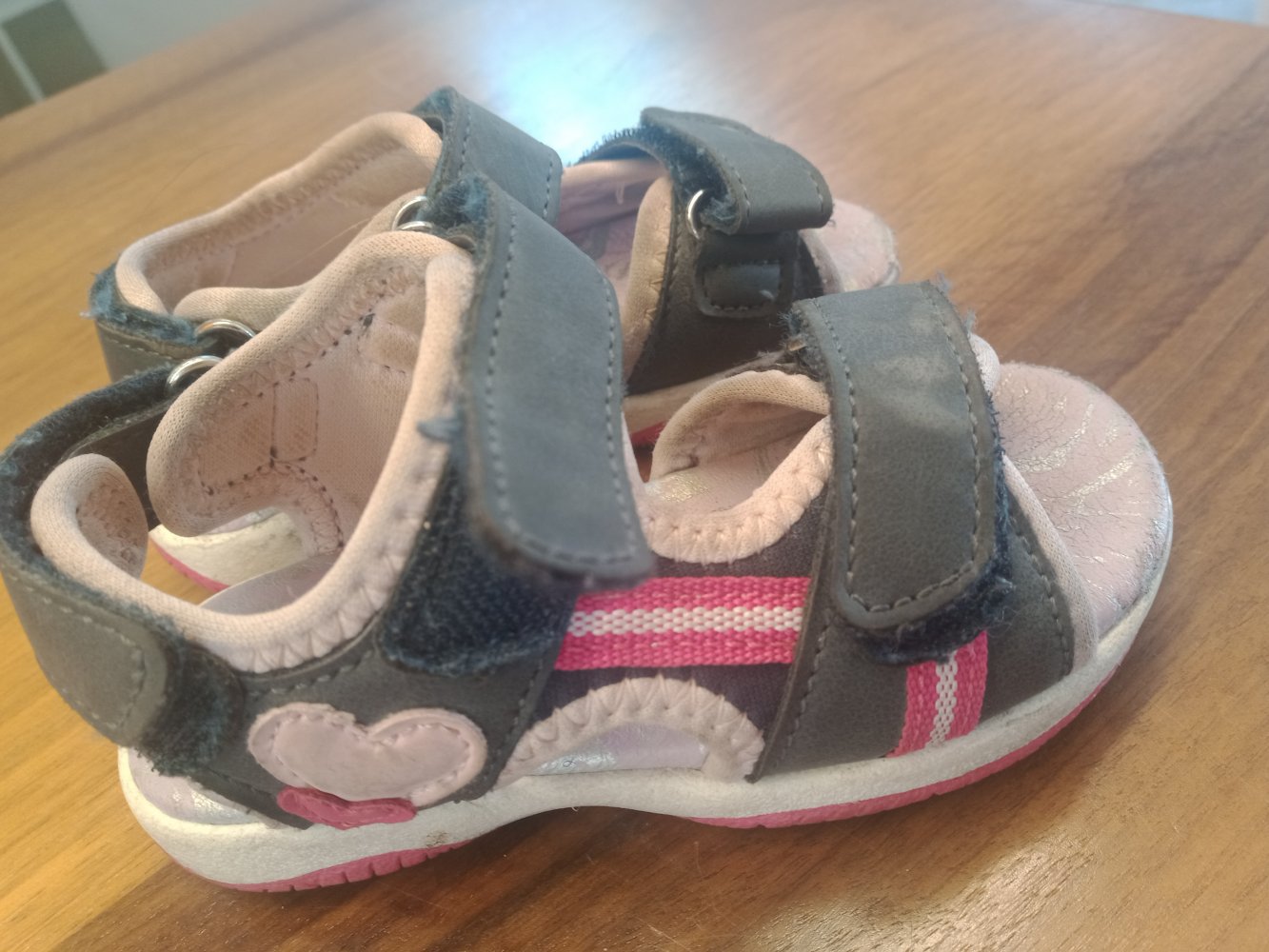 graue Sandalen mit Herzchen