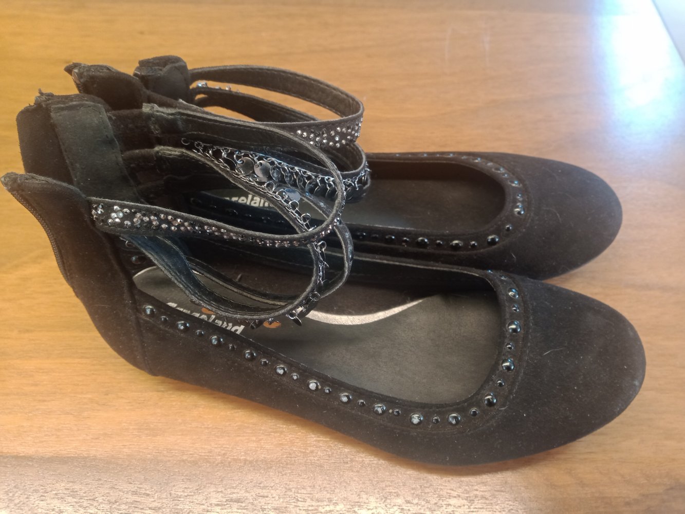 schwarze Schuhe mit Riechen