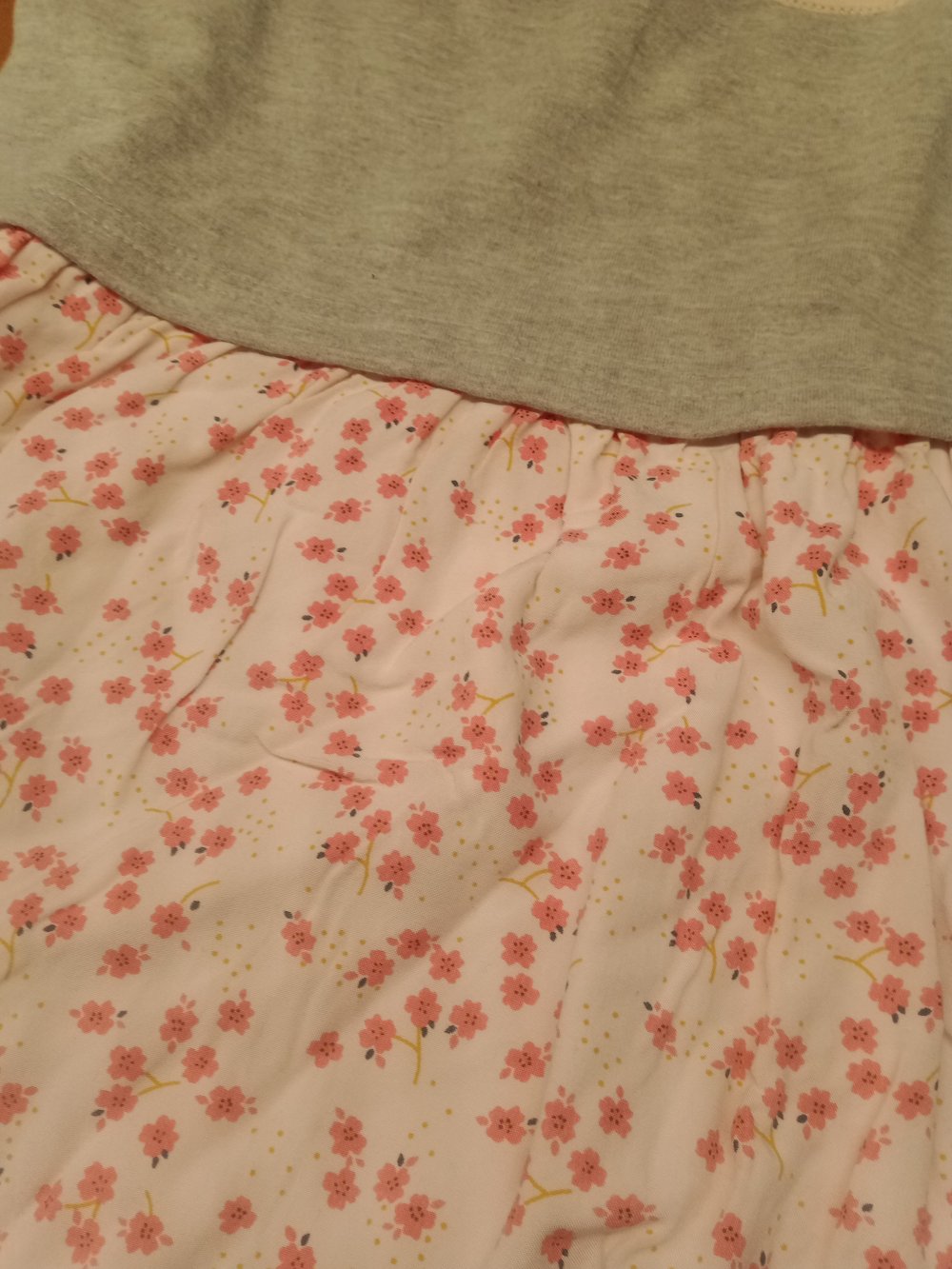 graues Röckchen mit Blumenjupe