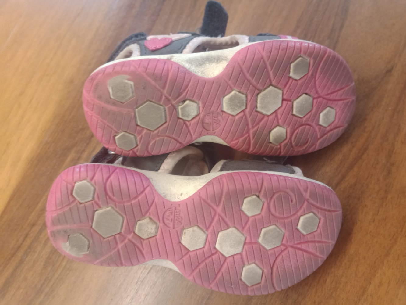 graue Sandalen mit Herzchen