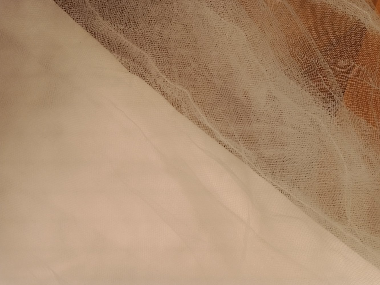 weisses Tüll-Kleidchen mit Goldpunkten