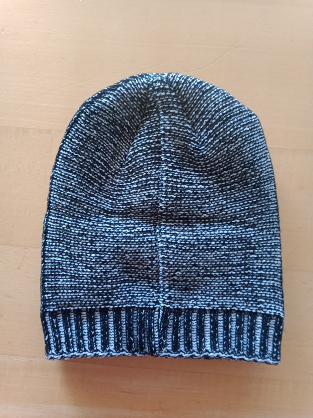 Schwarz/weiss melierte Mütze mit Stern gefüttert