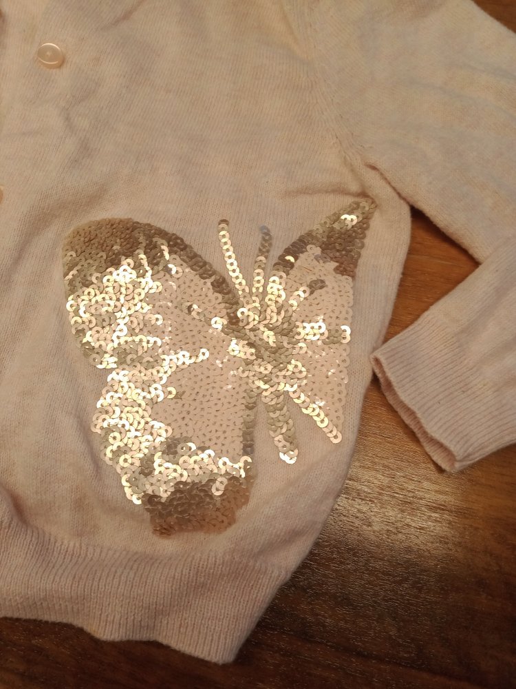 rosa Strickjäckchen mit Schmetterlingen aus Pailletten