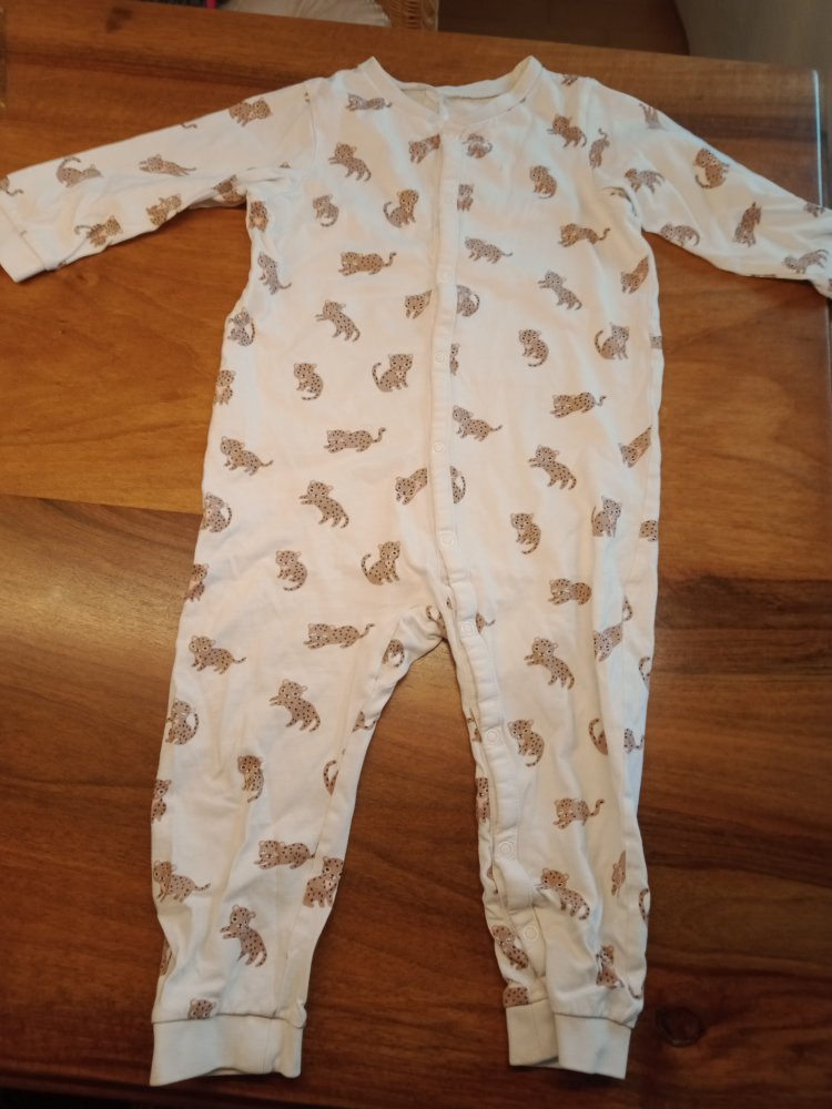 weisses Pijama mit Kätzchen