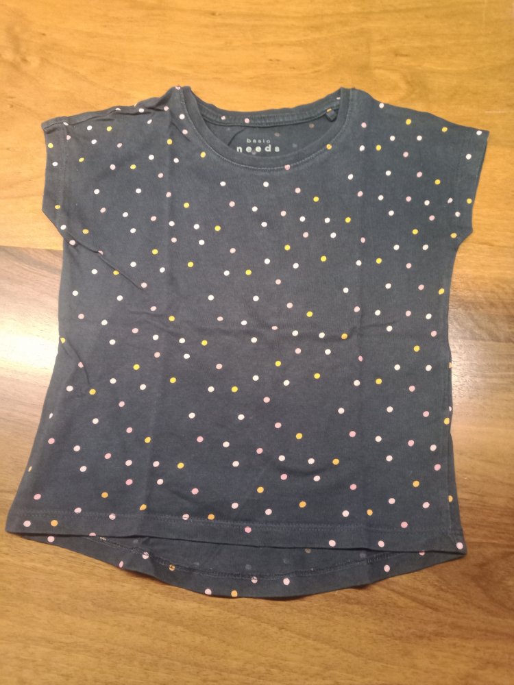 dunkelblaues T-Shirt mit rosa Punkten