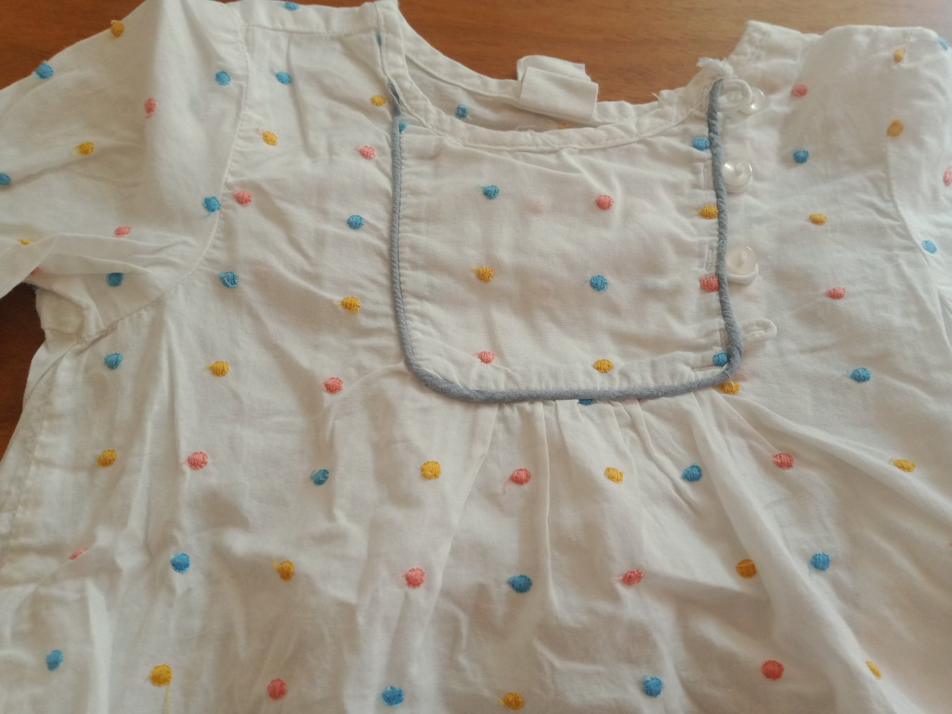 weiss gepunktete Bluse