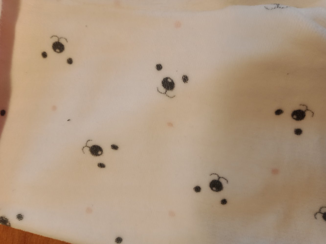 weisses Plüsch-Pijama mit Bärchen-Gesichter