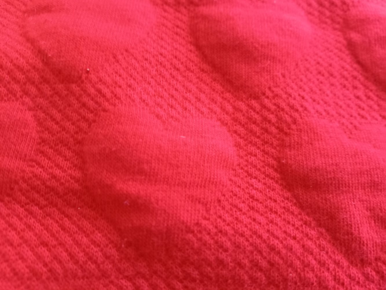 roter Herzchen-Pullover