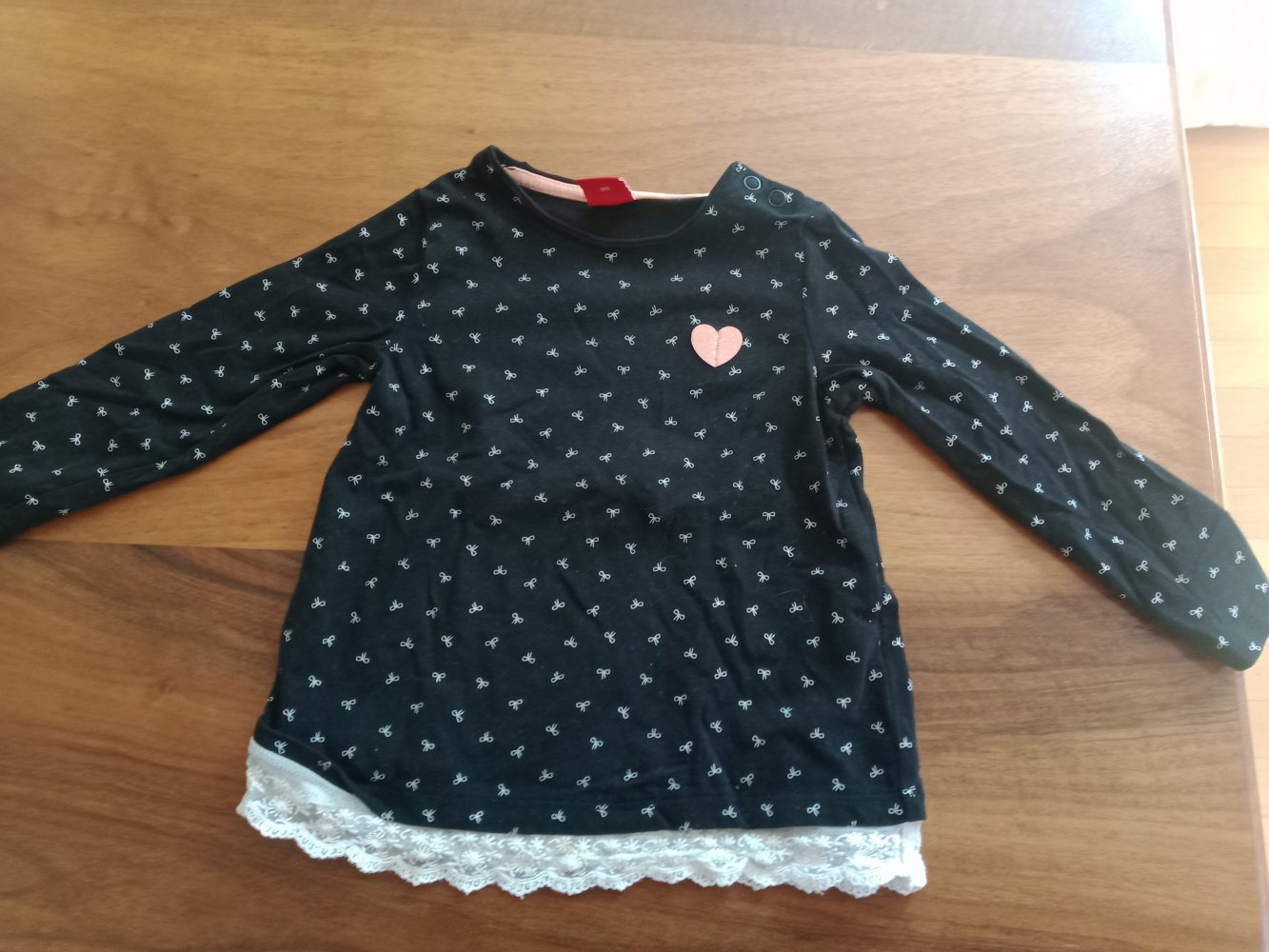 schwarzes Sweatshirt Schleifen mit Spitze