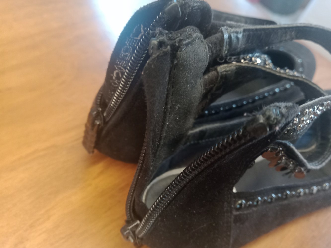 schwarze Schuhe mit Riechen