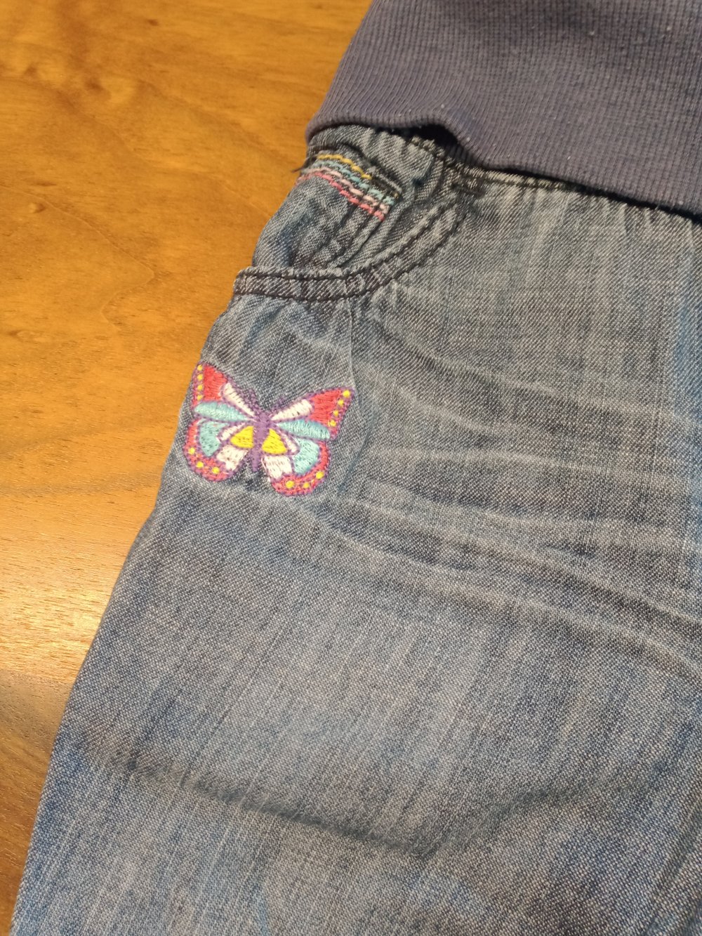 Jeans mit Schmetterling