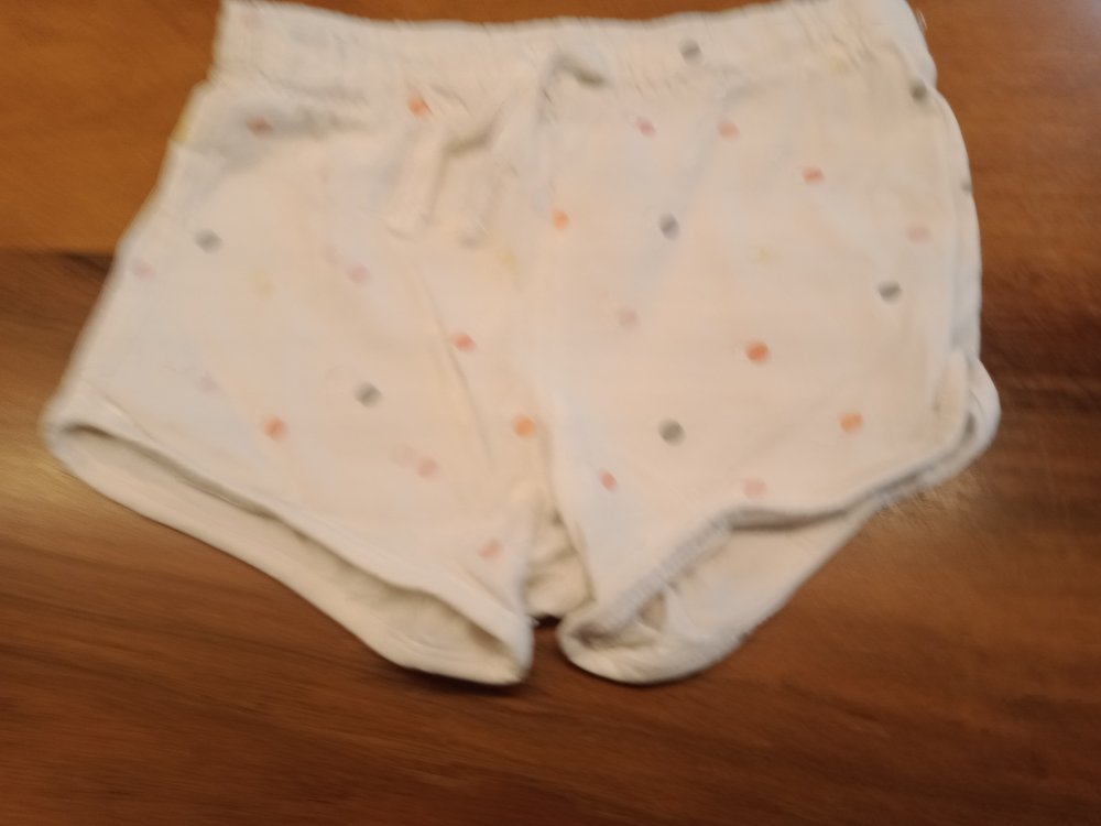 weiss gepunktete Shorts