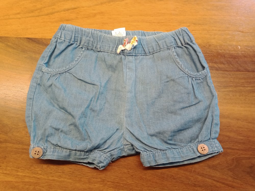 blaue Shorts mit Schleifchen