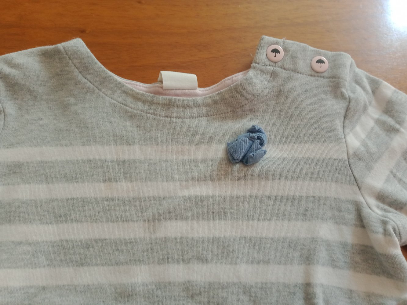 Graues Sweatshirt mit Hemdborte