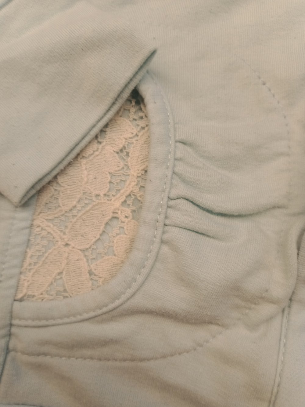 hellblaues Baumwolljäckchen mit Spitzen