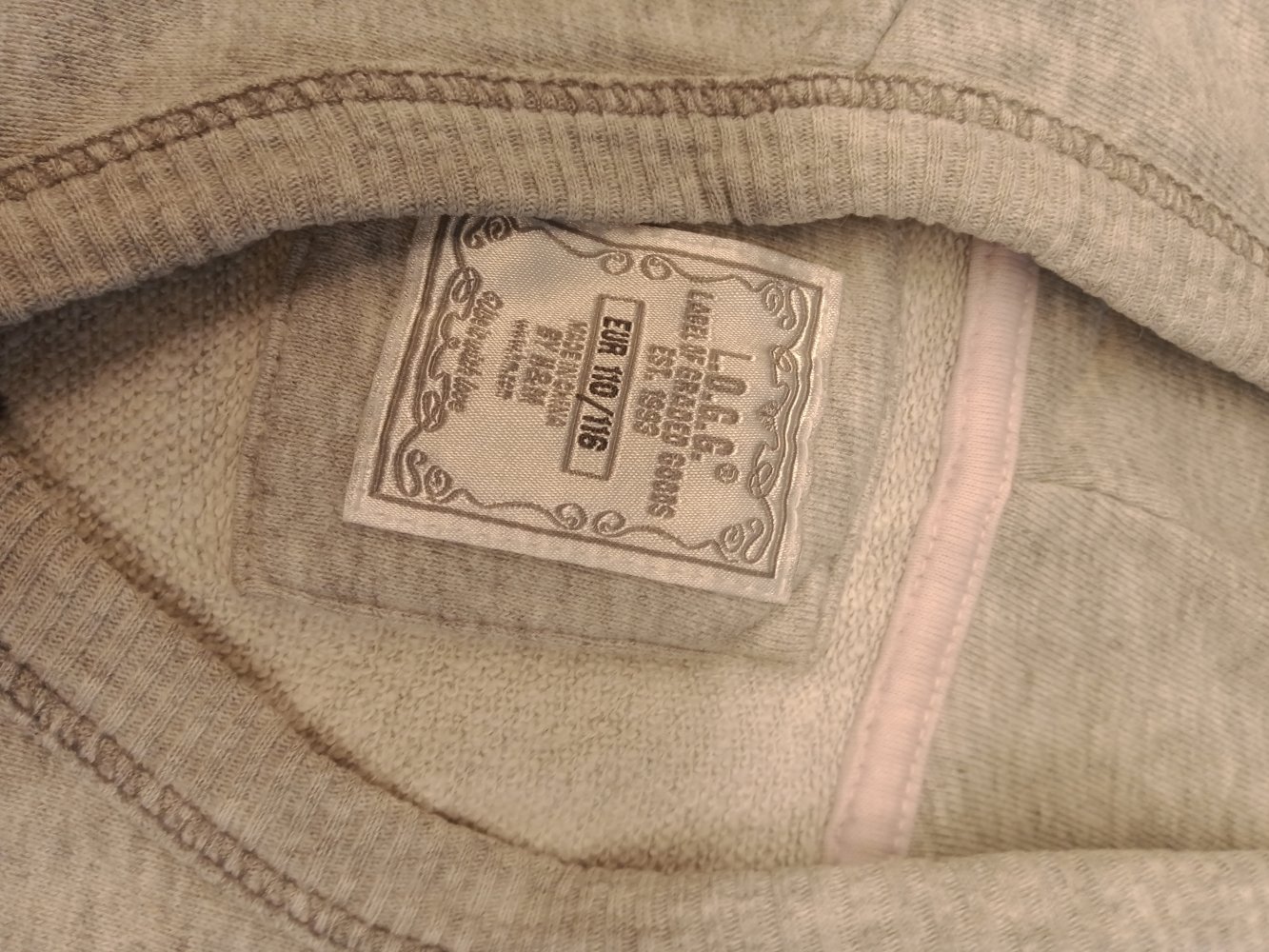 graues Baumwollkleidchen mit Kapuze