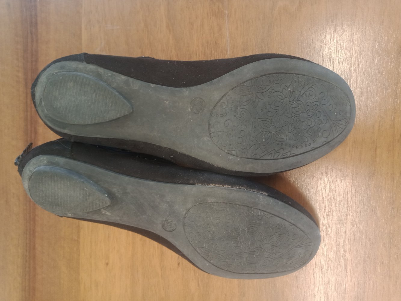 schwarze Schuhe mit Riechen