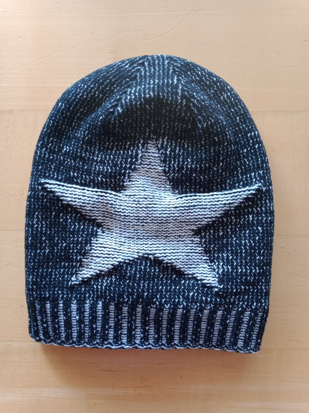 Schwarz/weiss melierte Mütze mit Stern gefüttert