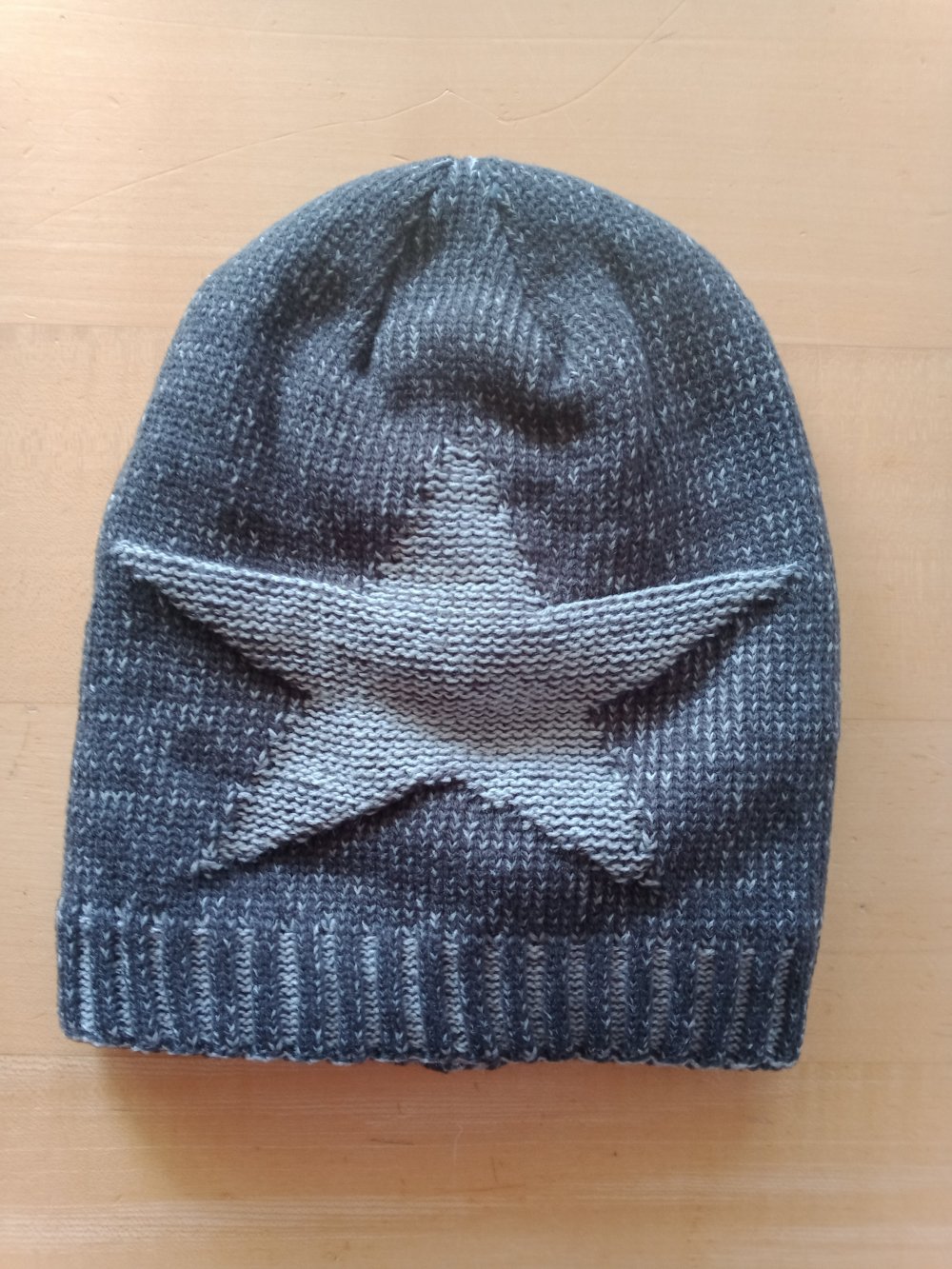 Grau melierte Mütze mit Stern gefüttert