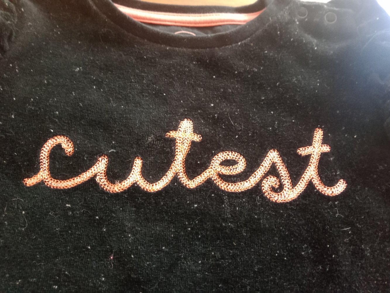 schwarzer Samt-Pulli 