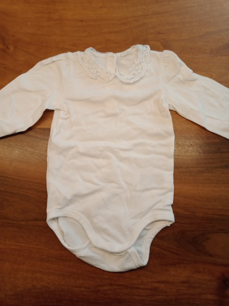weisser Body mit Spitzenkragen