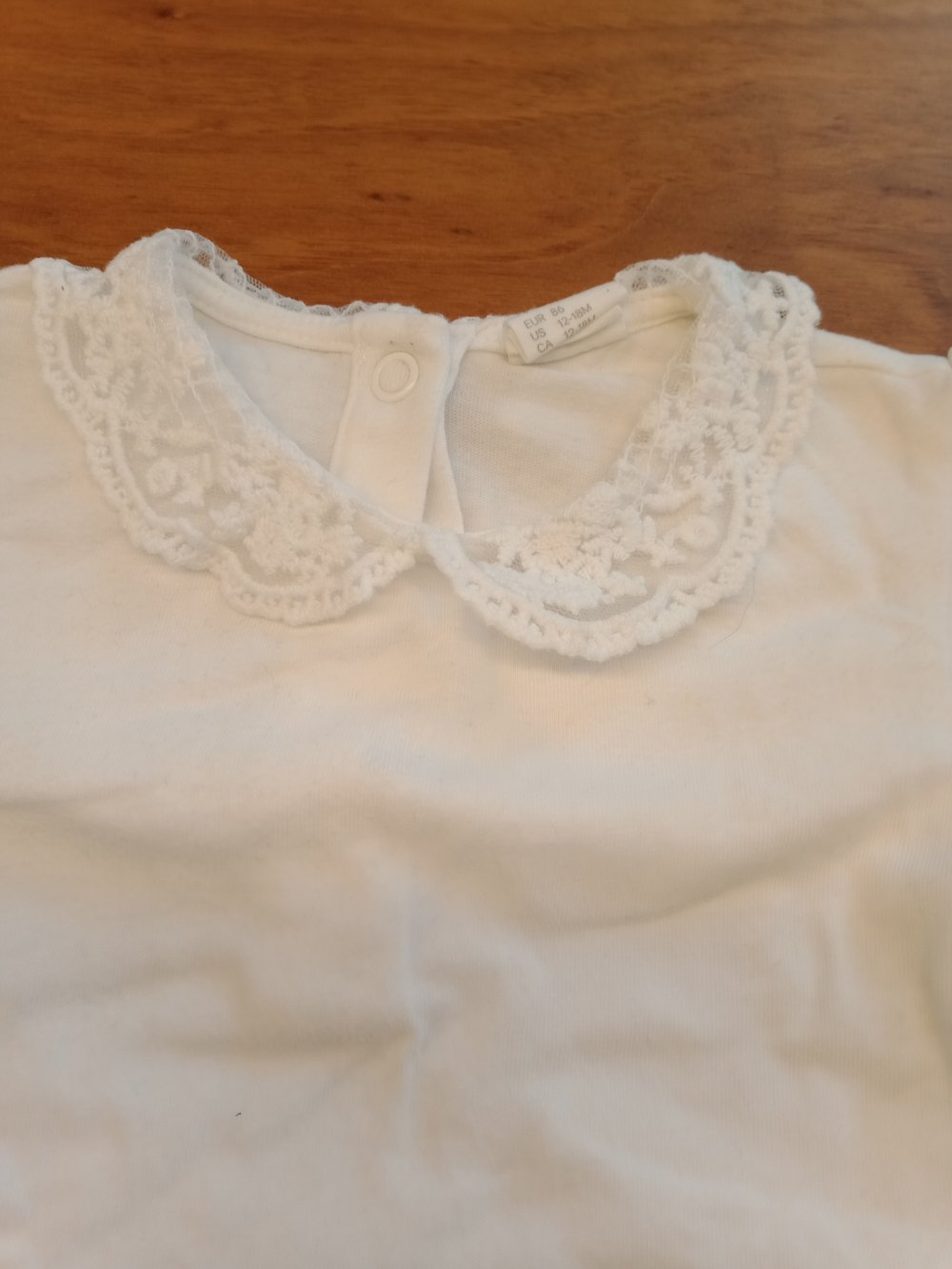 weisser Body mit Spitzenkragen