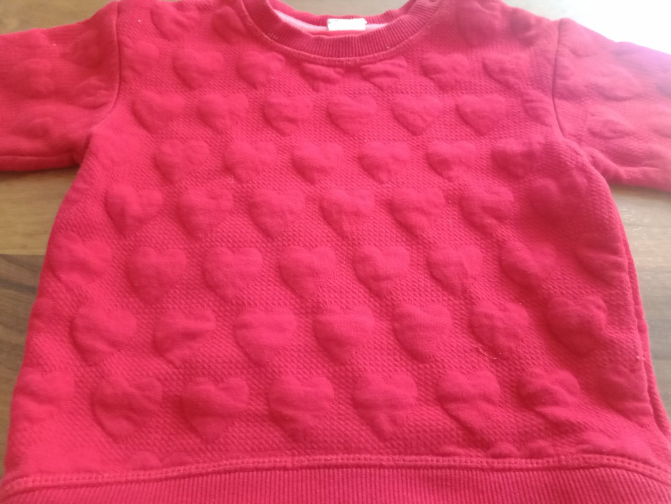 roter Herzchen-Pullover