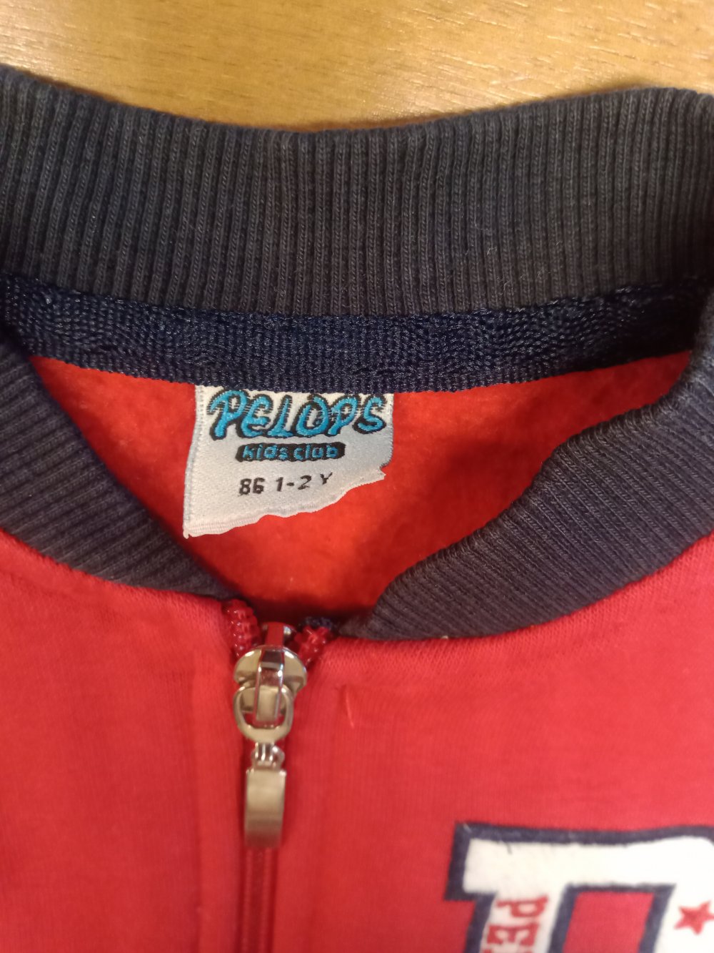 College-Jäckchen rot/blau mit Sternen