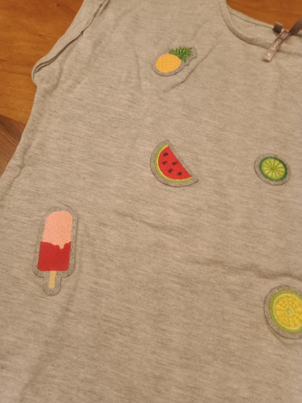 graues T-Shirt Früchtchen
